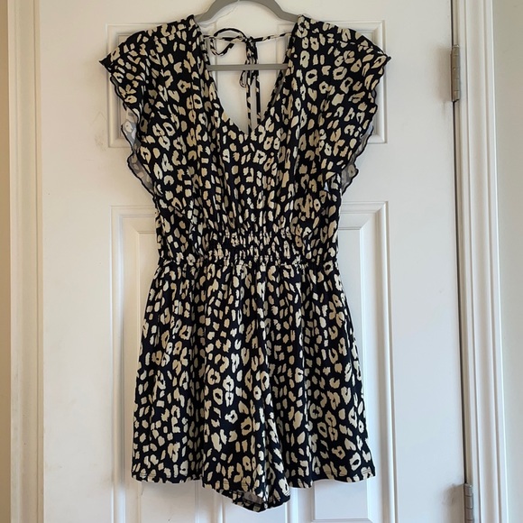NWT Animal Print V-Neck Romper Sz XS - Picture 2 of 7